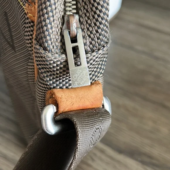 Louis Vuitton Damier Geant Shoulder Bag - Picture 10 of 16